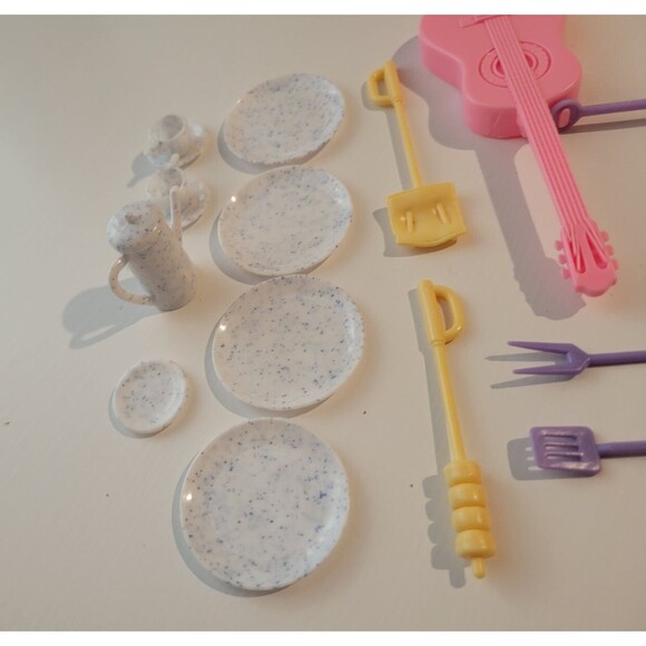 Camp Barbie Outdoor Fun Playset 1993 Campfire Accessories Dishes Guitar Utensils - Picture 4 of 6